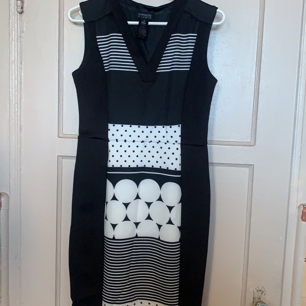 ENFOCUS STUDIO SZ 4 SLEEVELESS BLACK WHITE DRESS.